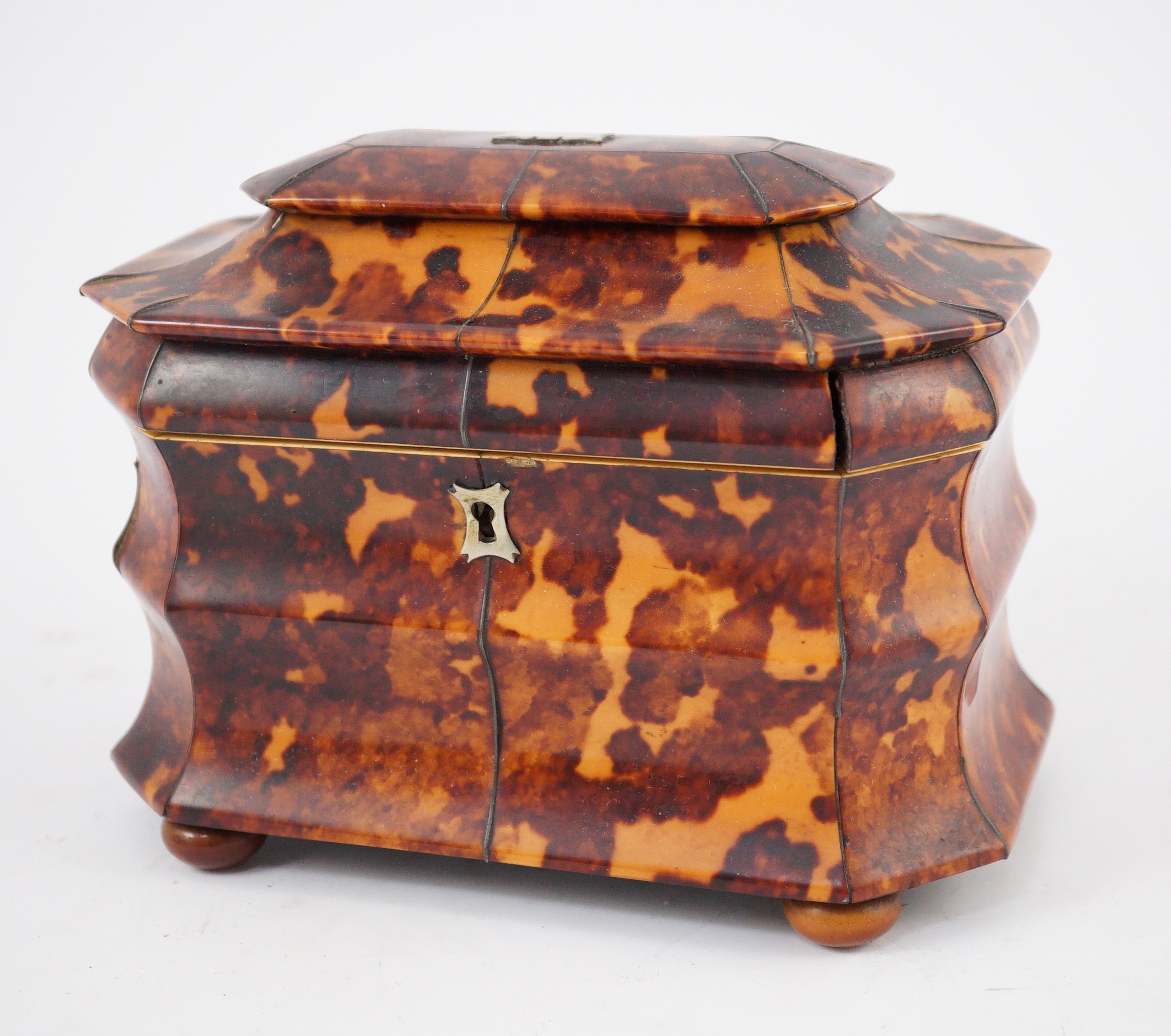 A Regency blond tortoiseshell sarcophagus shaped tea caddy, 18.5cm wide 11.5cm deep 14.5cm high